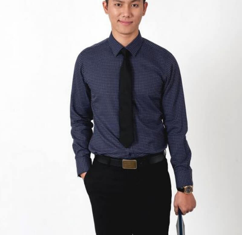 Kích thước vừa vặn sẽ giúp bạn mặc sơ mi đồng phục đẹp hơn