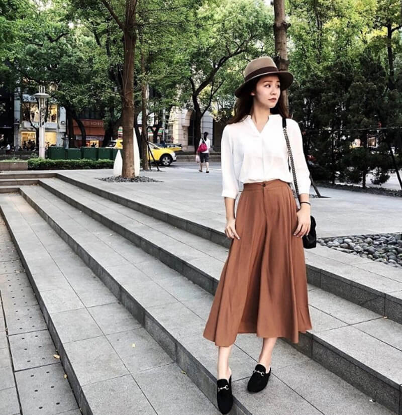 Sự kết hợp nữ tính giữa chân váy midi và áo sơ mi