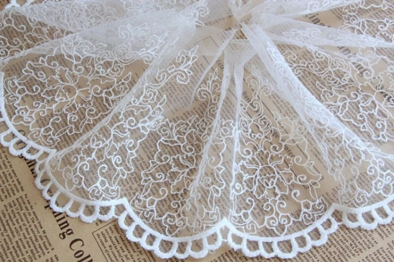 Vải ren là chất liệu lý tưởng để may váy cưới cô dâu