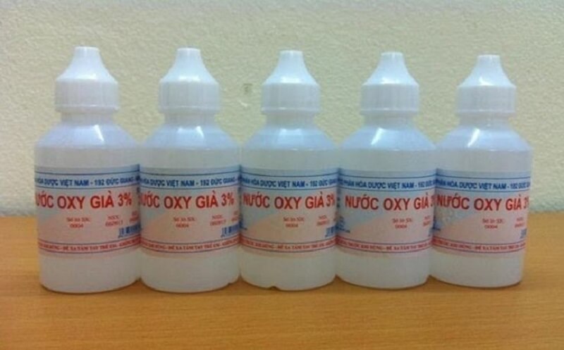 Bỏ túi 5 cách khắc phục quần áo ra màu nhanh chóng tại nhà 3 Dùng oxy già để khắc phục quần áo bị ra màu