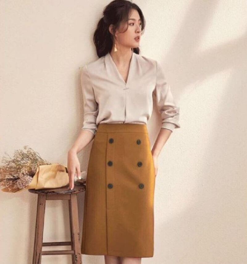 Chân váy bút chì và áo sơ mi là một item không thể thiếu của nàng công sở