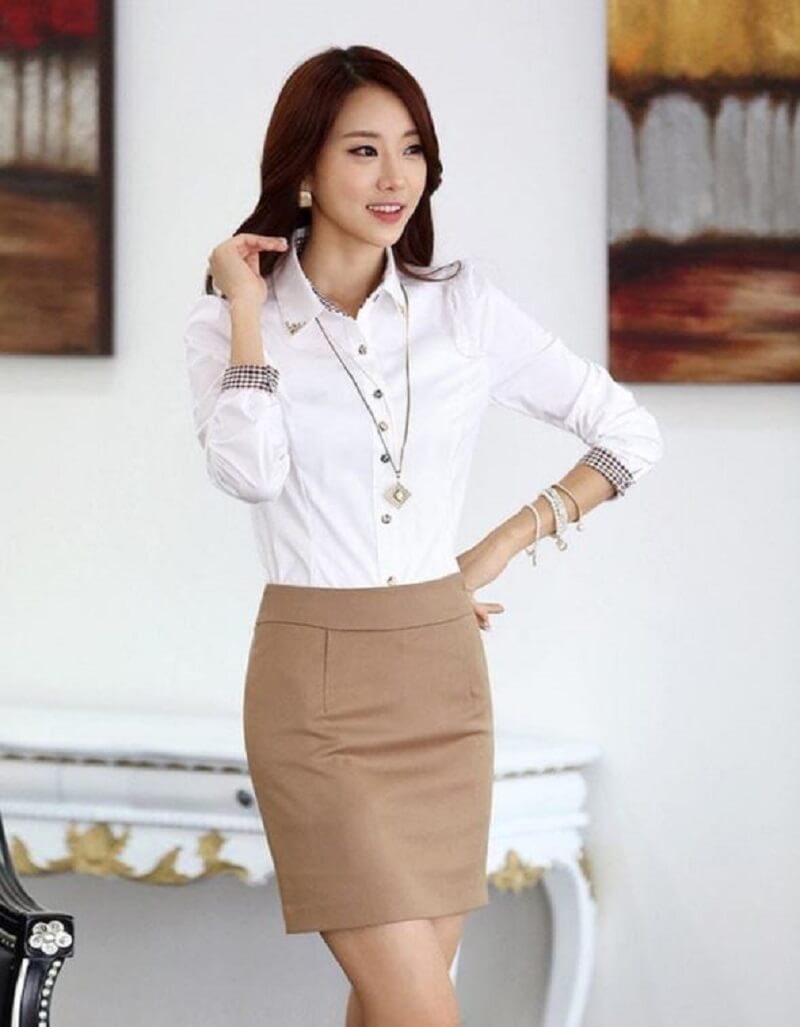 Set sơ mi trắng và chân váy màu be là một item đáng trải nghiệm cho bạn nữ công sở