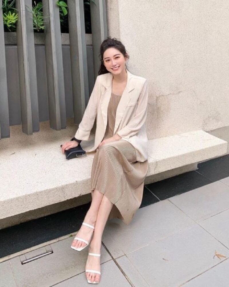 Lịch lãm, sang trọng cho nữ văn phòng chính là sự kết hợp áo blazer màu be nhạt và váy suông màu be hơi tối màu