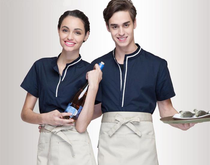 Áo xanh đen, quần tây phối tạp dề trắng kem sang trọng, chuyên nghiệp cho nhà hàng