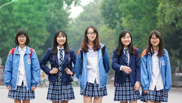 Đồng phục áo khoác gió học sinh thường đồng bộ với đồng phục áo váy