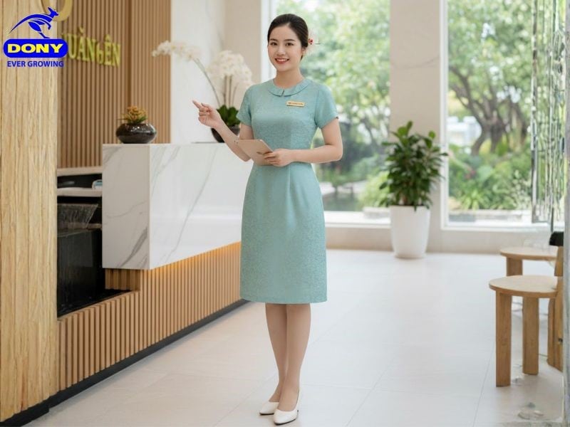 Đồng phục lễ tân spa đầm ôm dáng chữ A cổ sen