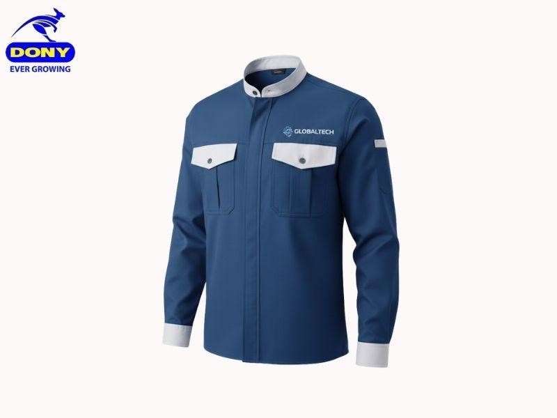 Tông xanh navy chủ đạo kết hợp chi tiết trắng ở cổ áo, nắp túi và tay áo tạo cảm giác trẻ trung