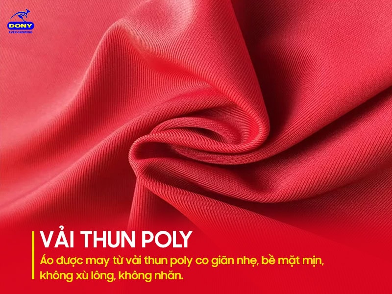 Vải thun poly nhẹ, mát, dễ bảo quản, giữ màu tốt.