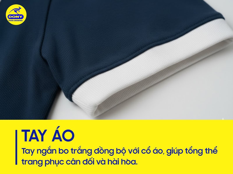 Tay bo viền trắng đồng bộ cổ áo.