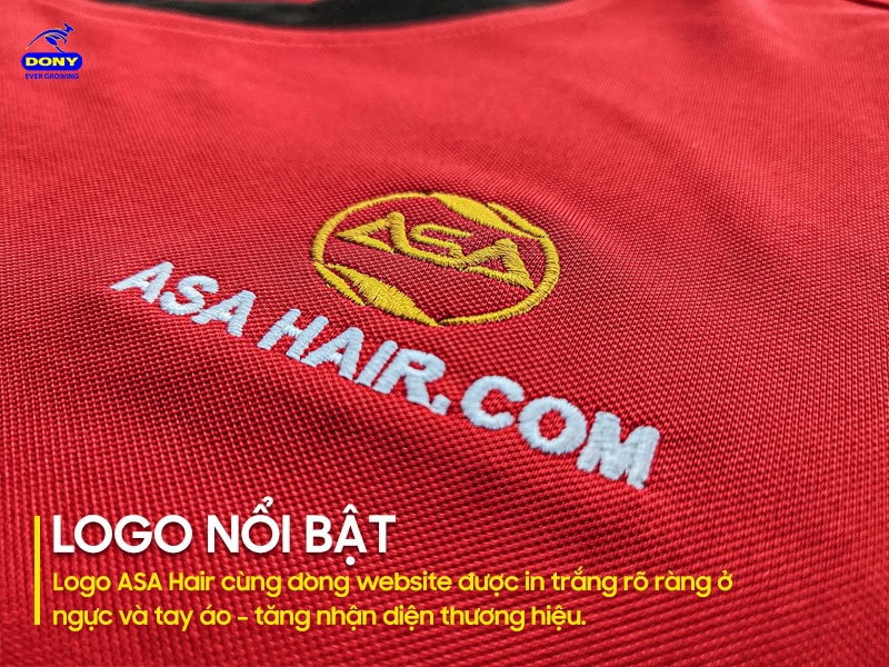 Logo thêu rõ nét ở ngực và tay áo.