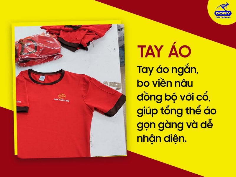 Tay ngắn bo viền nâu, đồng bộ với cổ.