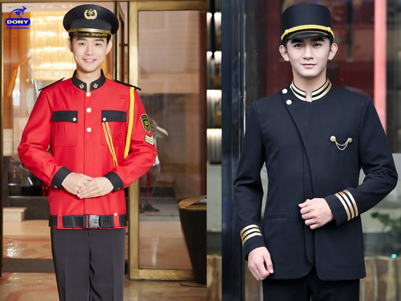 Bộ đồng phục bellman điển hình với áo khoác, nón, và logo khách sạn nổi bật