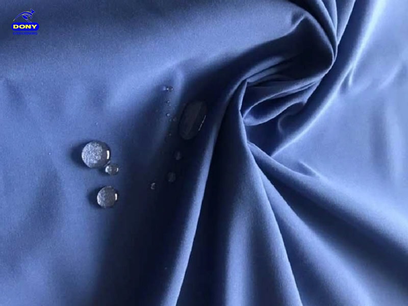 Vải polyester được sử dụng để may áo khoác đồng phục.
