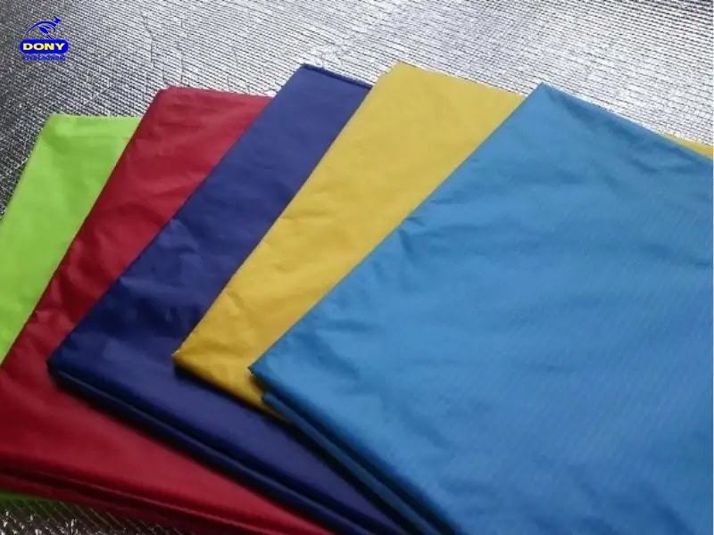 Vải dù được sử dụng để may áo khoác đồng phục.