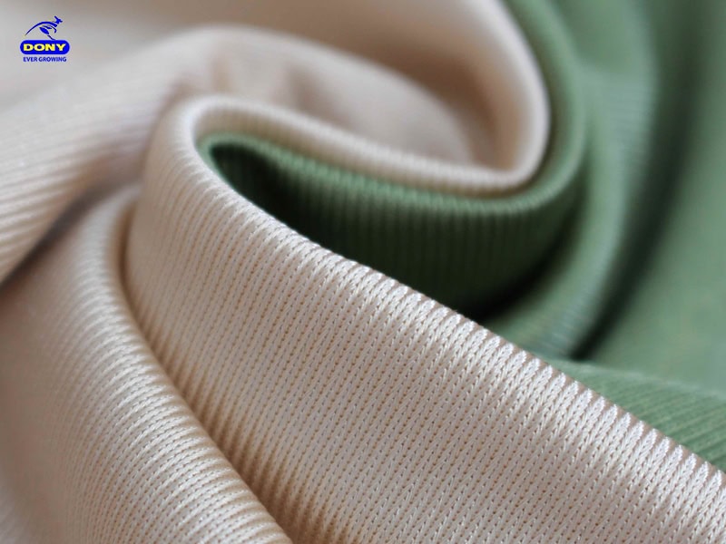 Vải tricot được sử dụng để may áo khoác đồng phục.