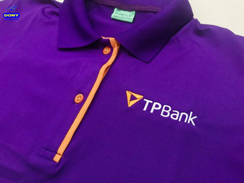 Thêu logo vị trí ngực trái trên áo polo.