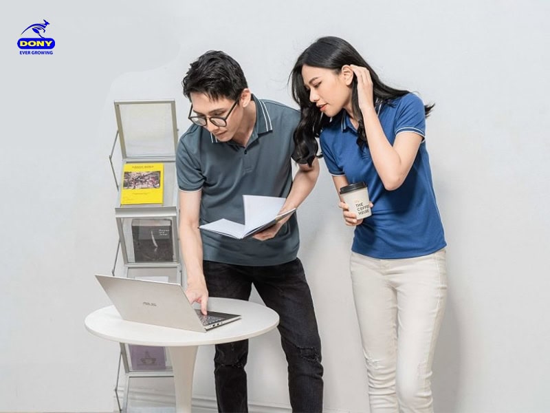 Áo đồng phục polo năng động, thoải mái.