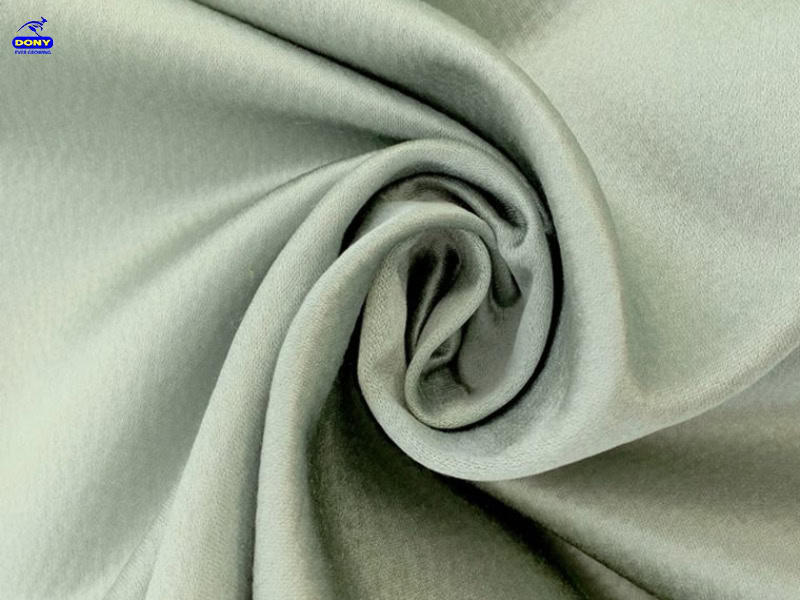 Vải cotton lụa được sử dụng để may đồng phục áo sơ mi.
