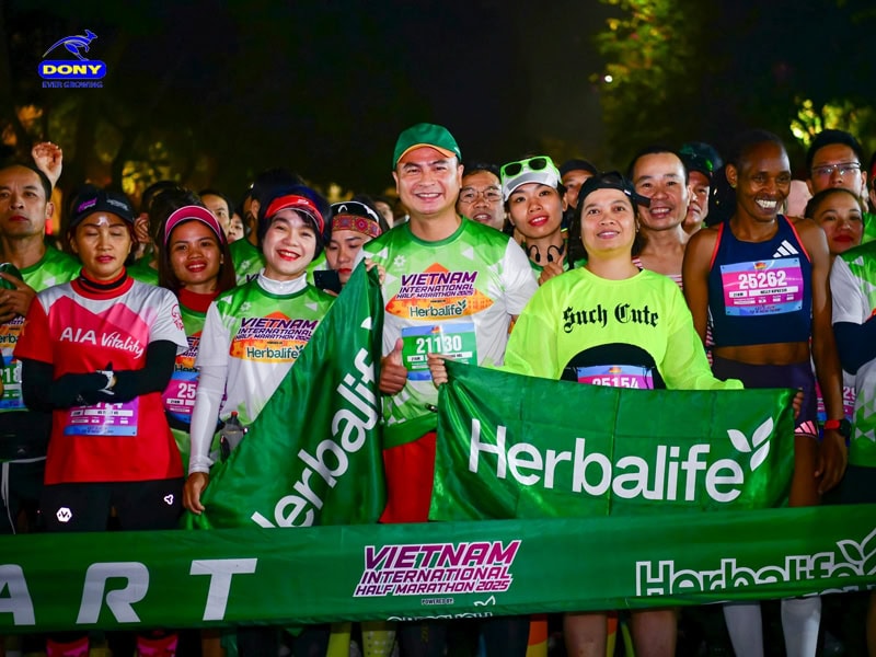 Logo Herbalife được in trên áo thun cho giải bán marathon quốc tế.