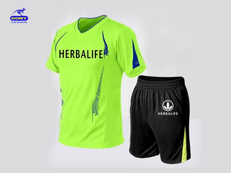 Áo thun thể thao Herbalife thiết kế phối cùng quần.