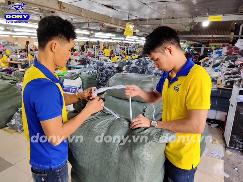 DONY kiểm tra, phân loại hàng kỹ lưỡng trước khi giao.