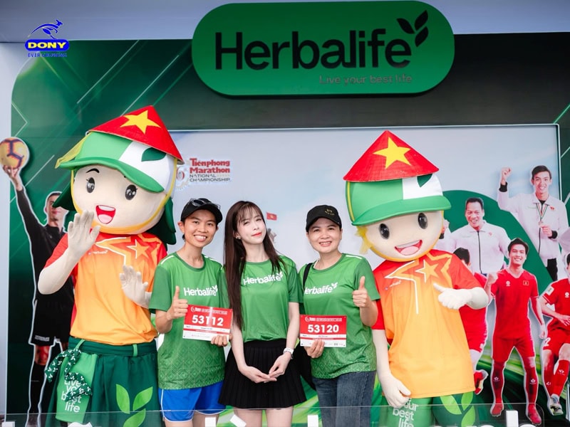 Áo thun Herbalife xanh lá tại gian hàng Tiền Phong Marathon 2025.