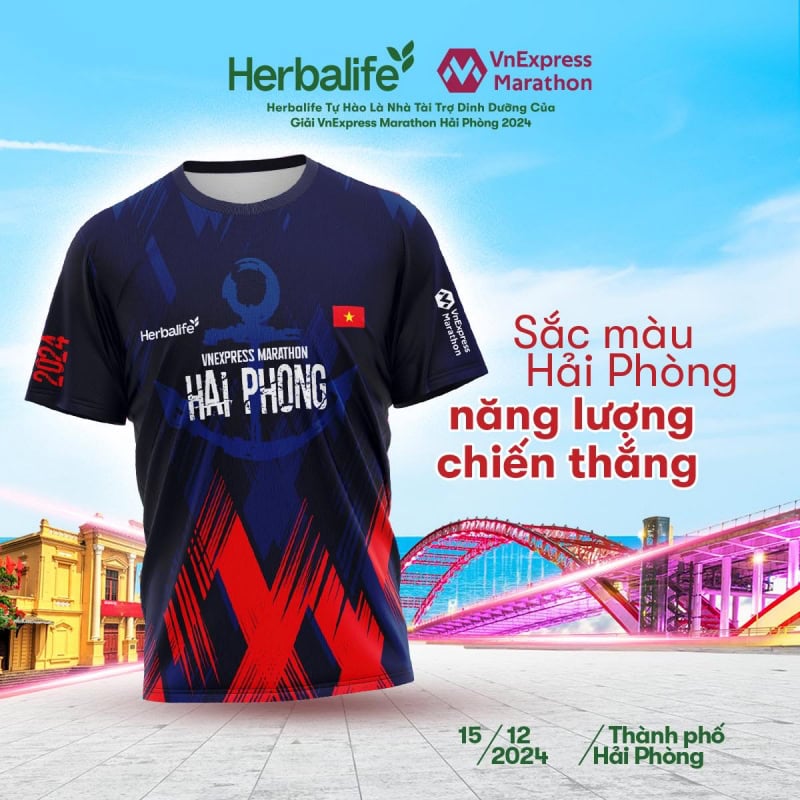 Áo thun chạy bộ màu xanh đỏ phối logo Herbalife.