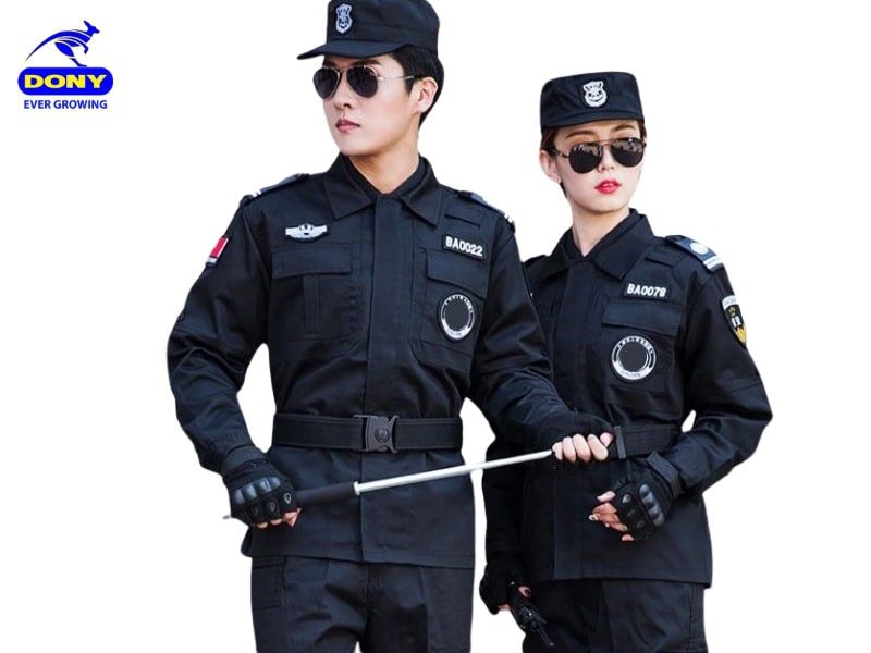 Đồng phục bảo vệ màu đen than.
