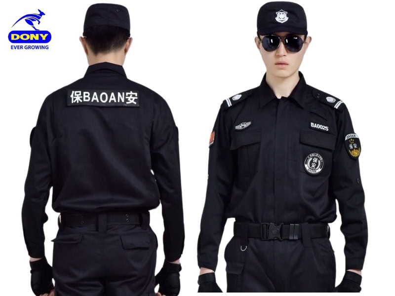 Đồng phục bảo vệ tay dài màu đen.