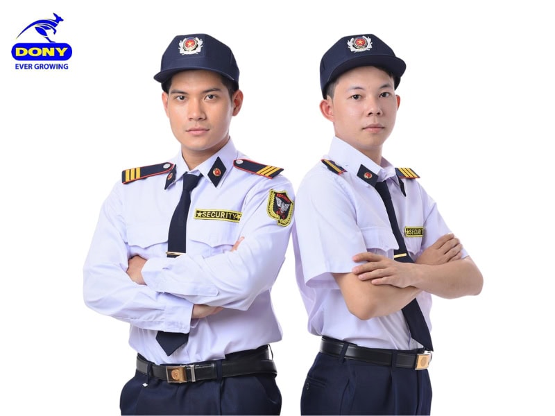 Đồng phục bảo vệ màu trắng tinh.