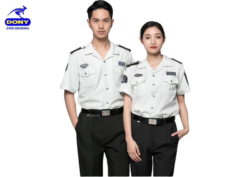 Đồng phục bảo vệ màu trắng ngà.