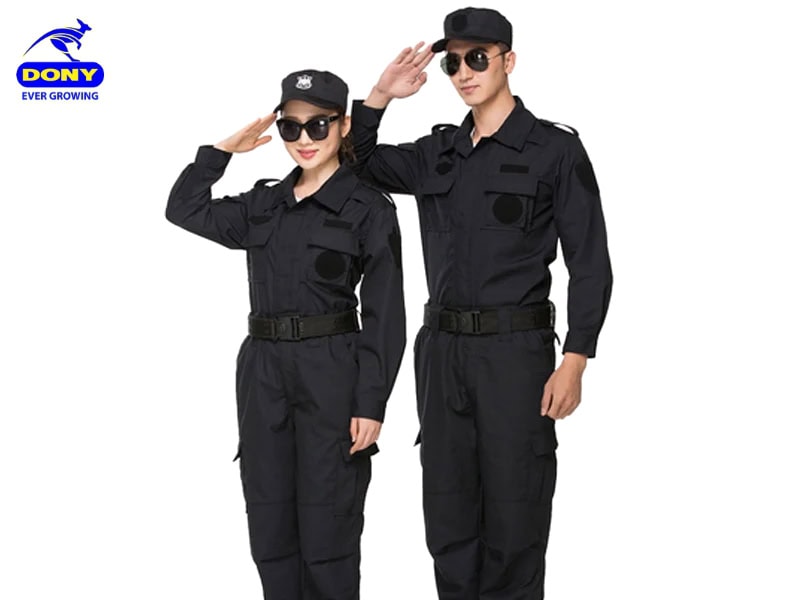 Đồng phục bảo vệ màu đen tuyền.