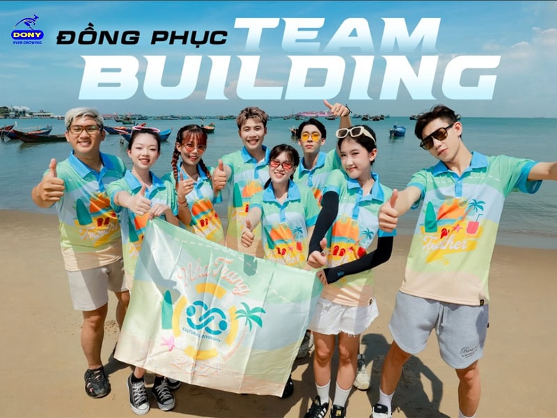 Áo đồng phục team building trẻ trung, nổi bật.
