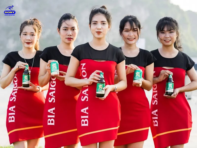 Đồng phục nhân viên PG trẻ trung, nổi bật.