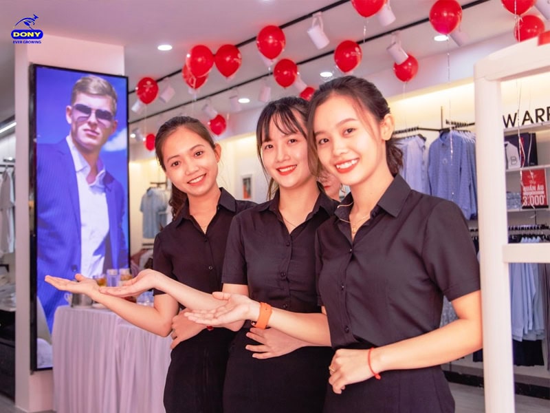 Đồng phục nhân viên bán hàng gọn gàng, lịch sự.
