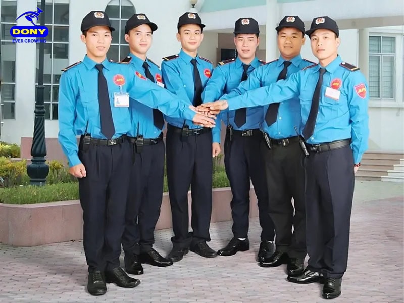 Đồng phục bảo vệ màu xanh dương.
