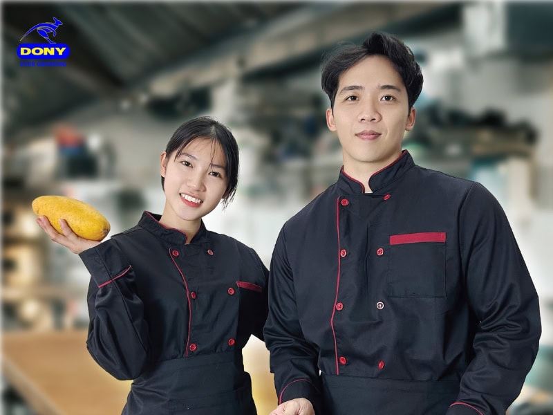 Đồng phục bếp tay dài phối tạp dề.