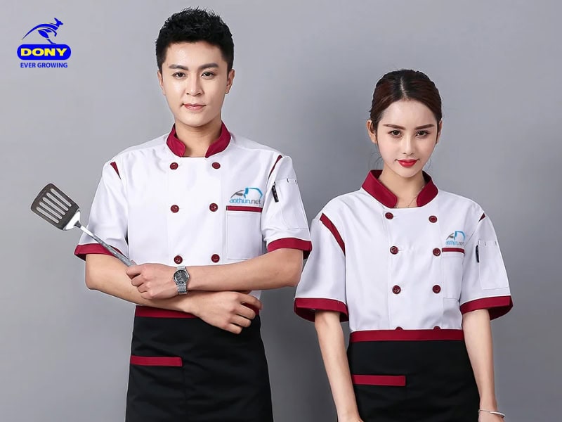Đồng phục bếp trắng - đỏ - đen phối tạp dề.