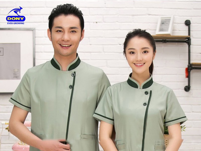 Đồng phục buồng phòng cổ trụ vạt chéo.