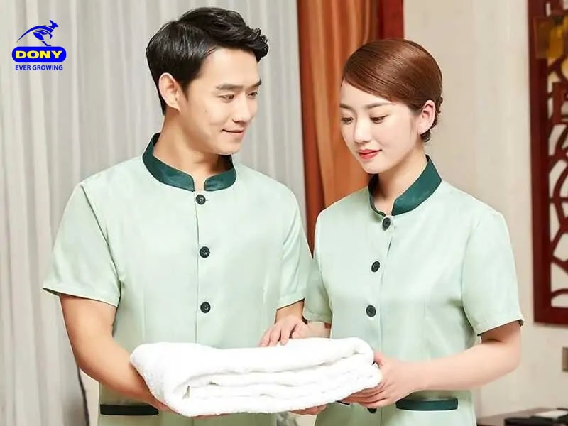 Đồng phục buồng phòng khuy cài.