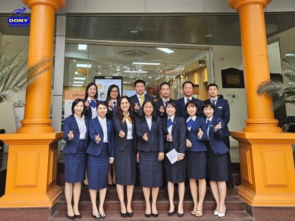 Đồng phục áo vest tại LPBank chỉn chu, chuyên nghiệp.