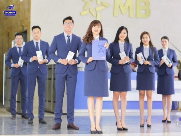 Đồng phục vest Nam/Nữ tại MBBank chuyên nghiệp, lịch sự.
