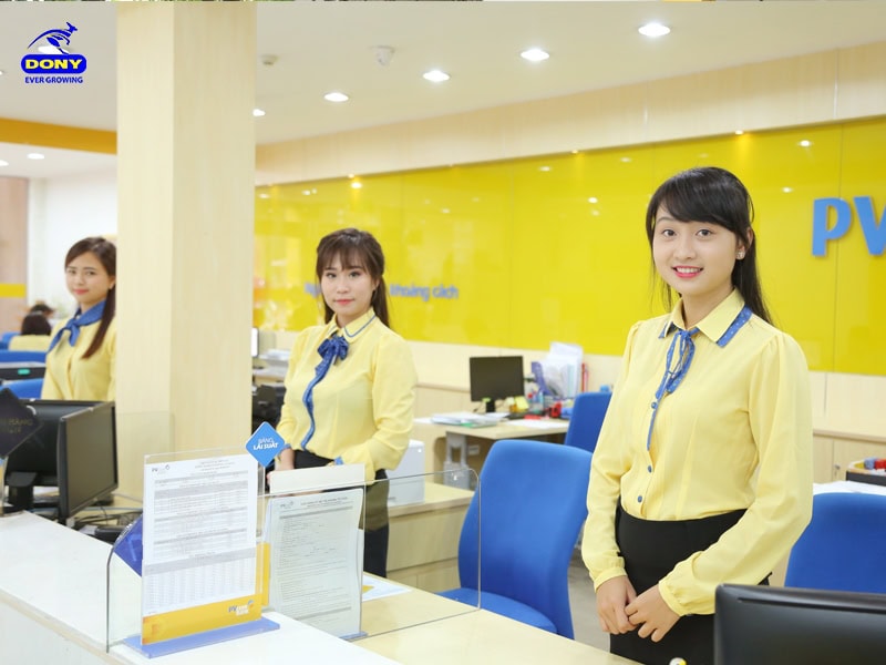Đồng phục sơ mi nữ PVcomBank thanh lịch.