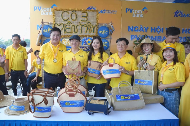 Đồng phục áo Polo tại PVcomBank năng động, trẻ trung.