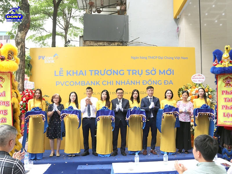 Đồng phục áo dài tại PVcomBank duyên dáng, thanh lịch.