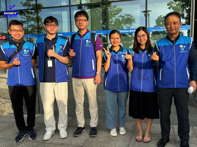 Đồng phục áo gió tay cộc tại Shinhan Bank.