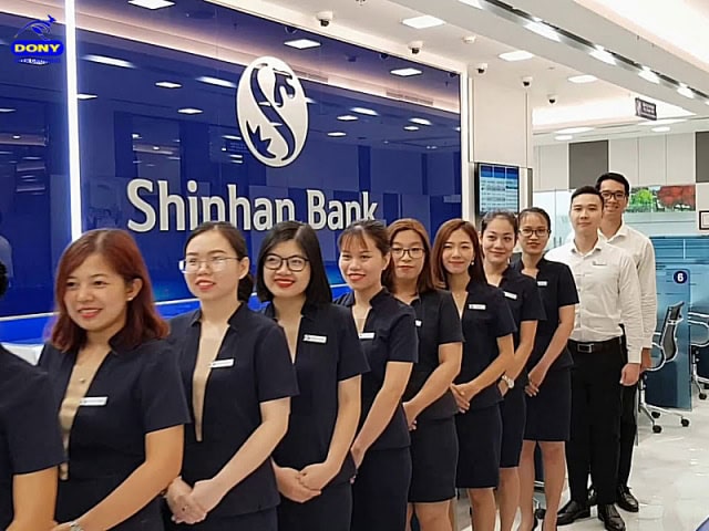 Đồng phục Shinhan Bank truyền tải được ý nghĩa chuyên nghiệp, tin cậy.