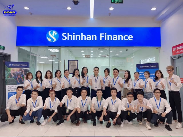 Đồng phục Sơ mi trắng tại Shinhan Bank chuyên nghiệp, dễ phối đồ.