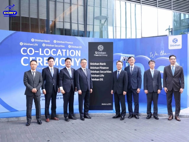 Đồng phục Vest cho lãnh đạo cấp cao tại Shinhan Bank.