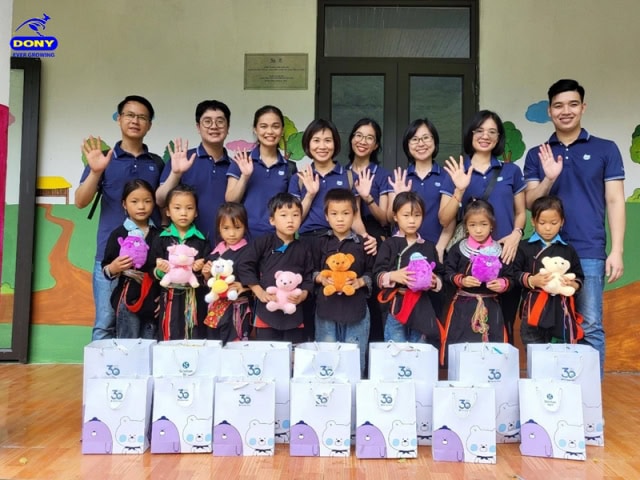 Đồng phục áo Polo tại Shinhan Bank có tính ứng dụng cao.